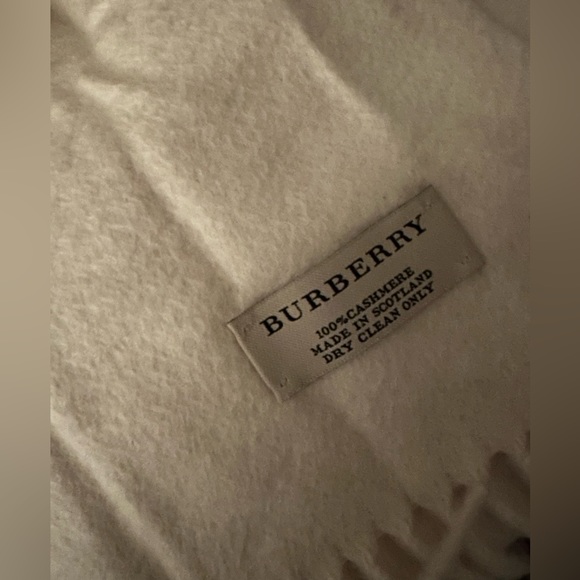BURBERRY Ivory Cashmere Fringe Scarf Cursive Burberry Signature Logo - Picture 2 of 6